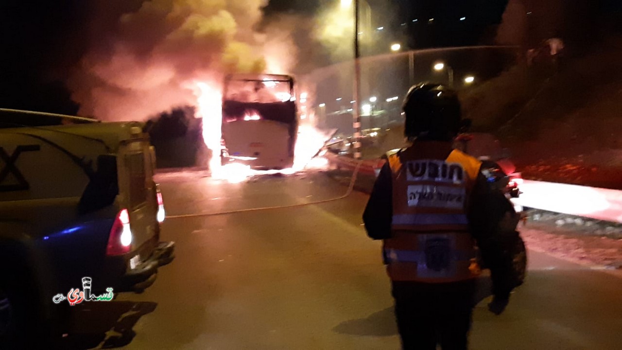 فيديو : اندلاع النيران بحافلة خاصة من باقة الغربية بعد القاء زجاجة حارقة على شارع 55 في الضفة
